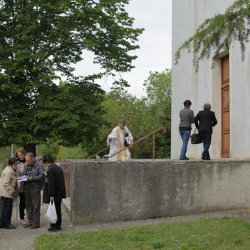 14 susnevica 2019 members of the community look at prints of the hurren photos 
