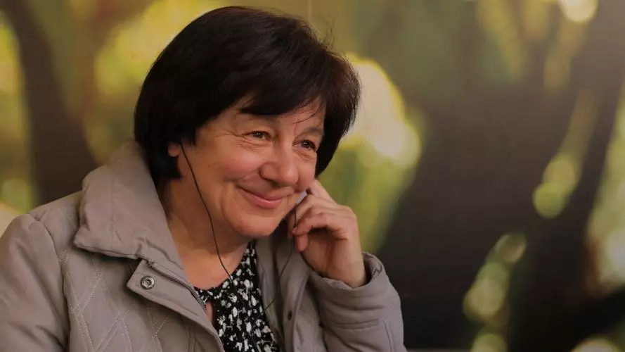 4 opatija 2019 doloresposidel listens to a recording of her mother from the 1960s photo by bojan mrdjenovic